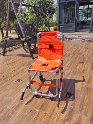 चार पहिया एल्यूमीनियम मिश्र धातु सीढ़ी स्ट्रेचर आपातकालीन रोगी स्थानांतरण के लिए तह पीवीसी कपड़े