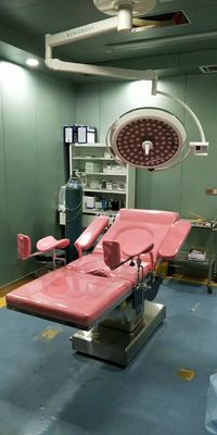 1980एमएम 90 डिग्री मल्टी-फंक्शनल इलेक्ट्रिक गायनोकोलॉजिकल ऑब्स्टेट्रिक डिलीवरी एग्जामिनेशन बेड टेबल कैस्टर के साथ